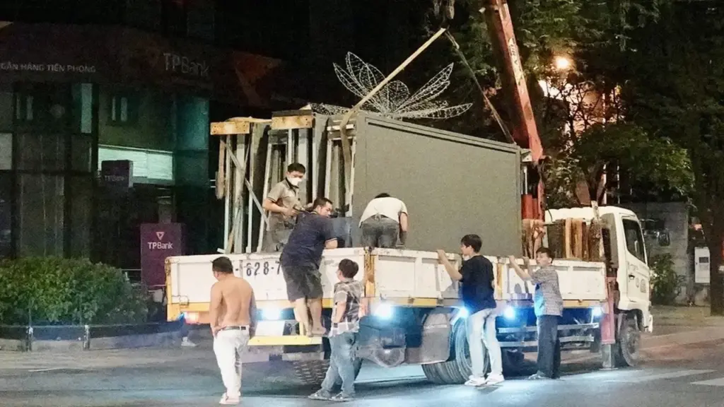 Một số doanh nghiệp gỡ vội bảng quảng cáo án ngữ vỉa hè