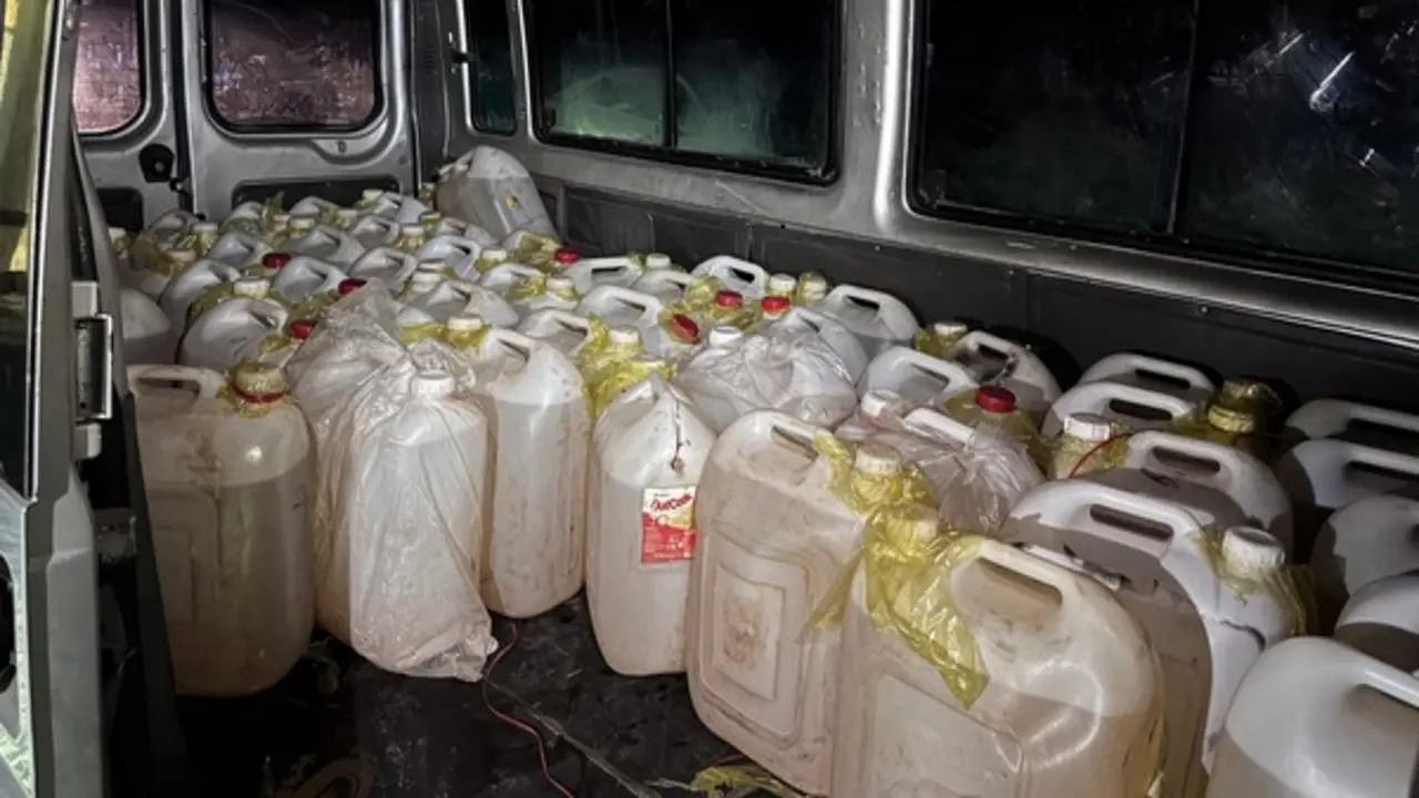 Mua 50 can xăng chở đến biên giới để vận chuyển qua Lào bằng xe máy