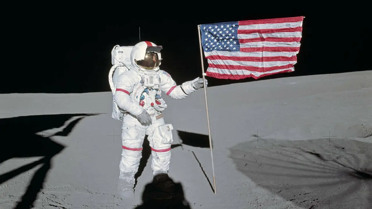 Mỹ cắm bao nhiêu lá cờ trên Mặt Trăng trong chương trình Apollo?