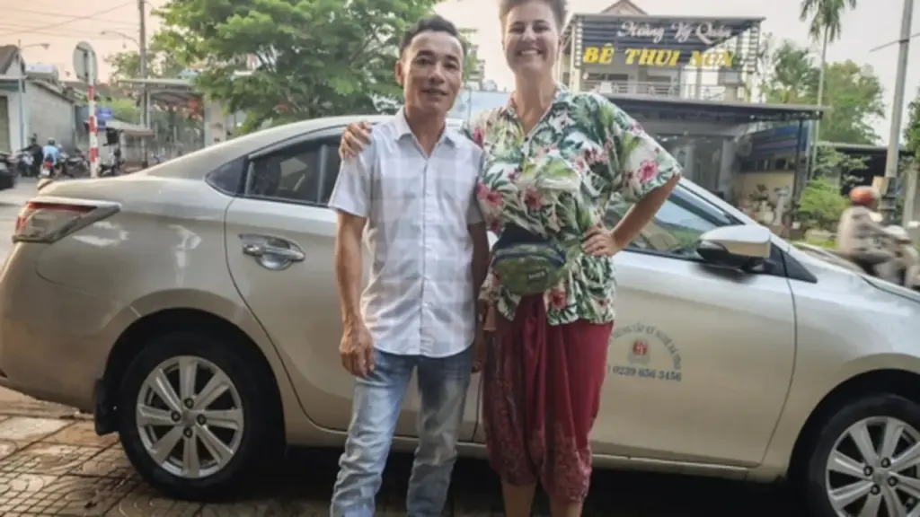 Nam tài xế chở khách Tây 260 km không lấy tiền