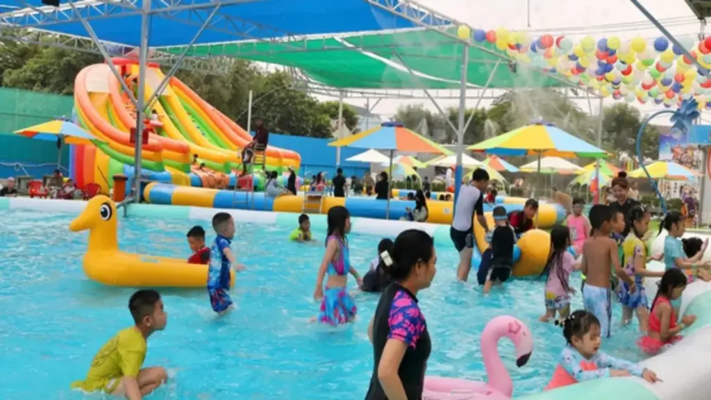 Nắng nóng là 'cơ hội vàng': Xe nước thu 7 triệu/ngày, công viên nước đón 3.000 khách