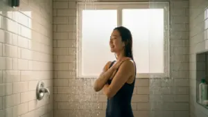 Nắng nóng: Tắm lạnh hay ấm, khi nào tốt? Chuyên gia cảnh báo sai lầm thường gặp