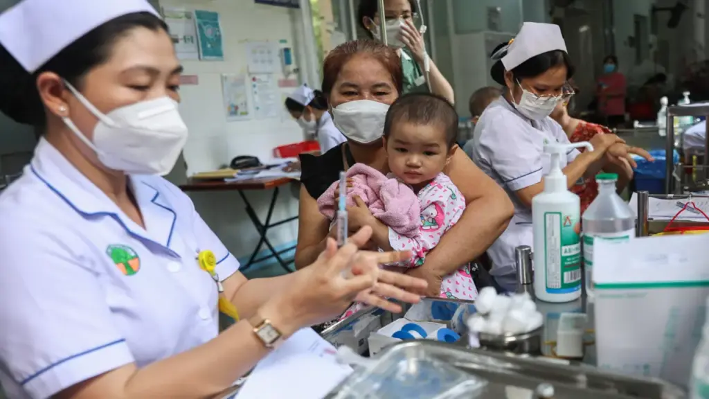 Nắng nóng, trẻ mắc bệnh hô hấp và tiêu hóa tăng