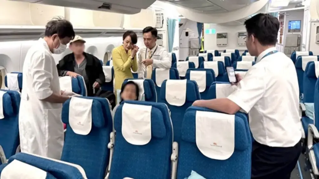 Nghẹt thở khoảnh khắc hành khách nguy kịch trên chuyến bay từ Mỹ về TP.HCM