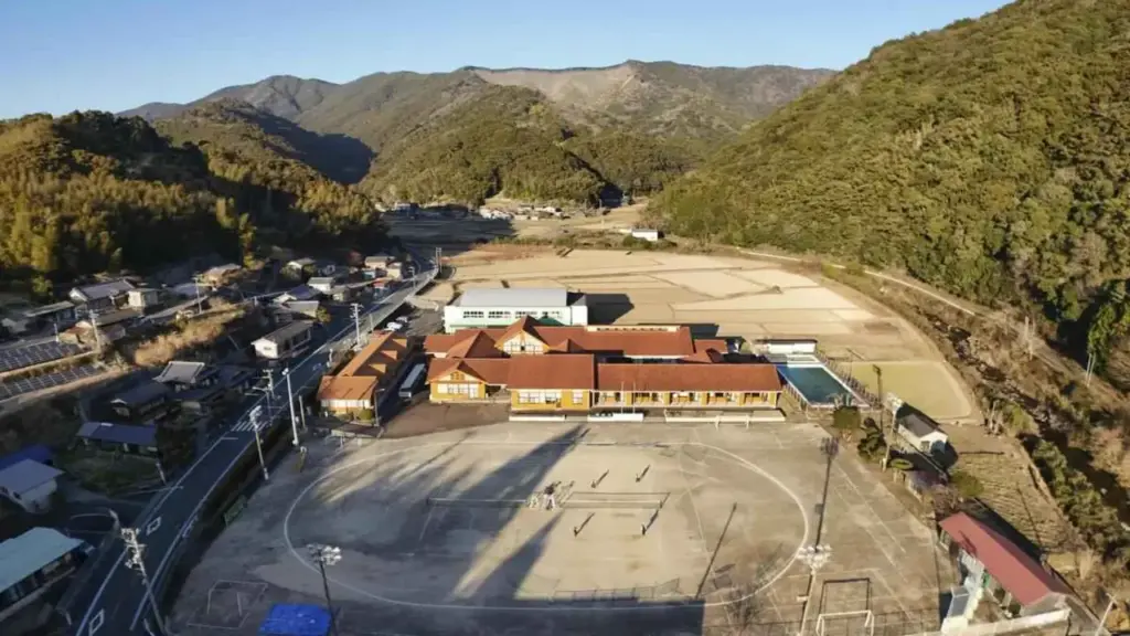 Ngôi trường tên dài nhất Nhật Bản đóng cửa vì chỉ còn 9 học sinh