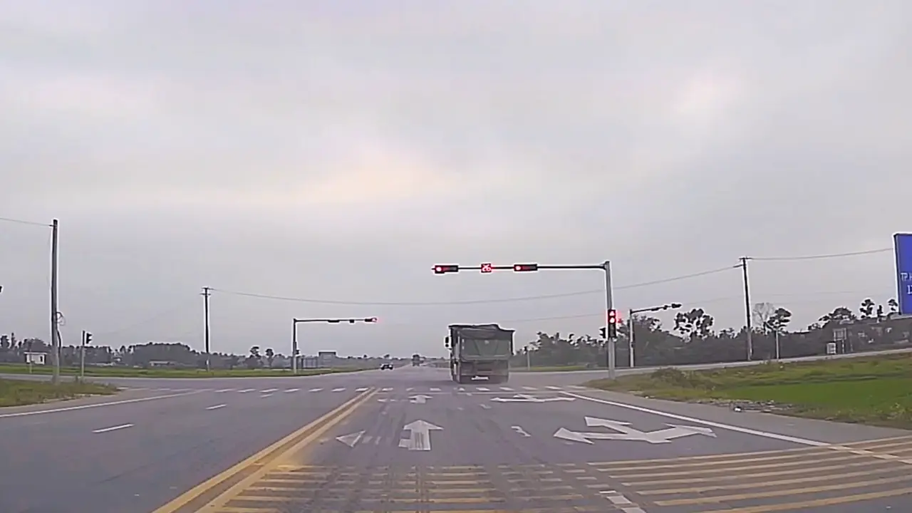 Người dân cung cấp clip xe tải vượt đèn đỏ, tài xế bị phạt 19 triệu đồng