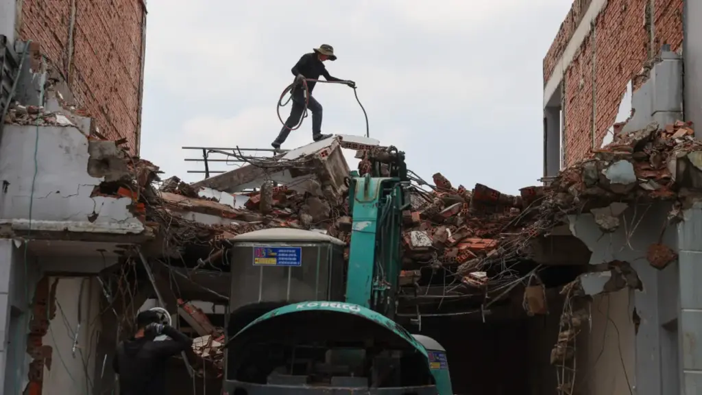 Người dân dỡ nhà mở rộng quốc lộ 13 ở TP HCM