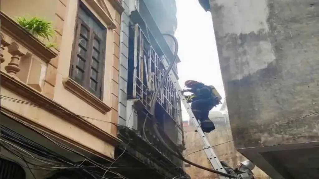 Người đàn ông bị bỏng trong đám cháy nhà 4 tầng ở Hà Nội