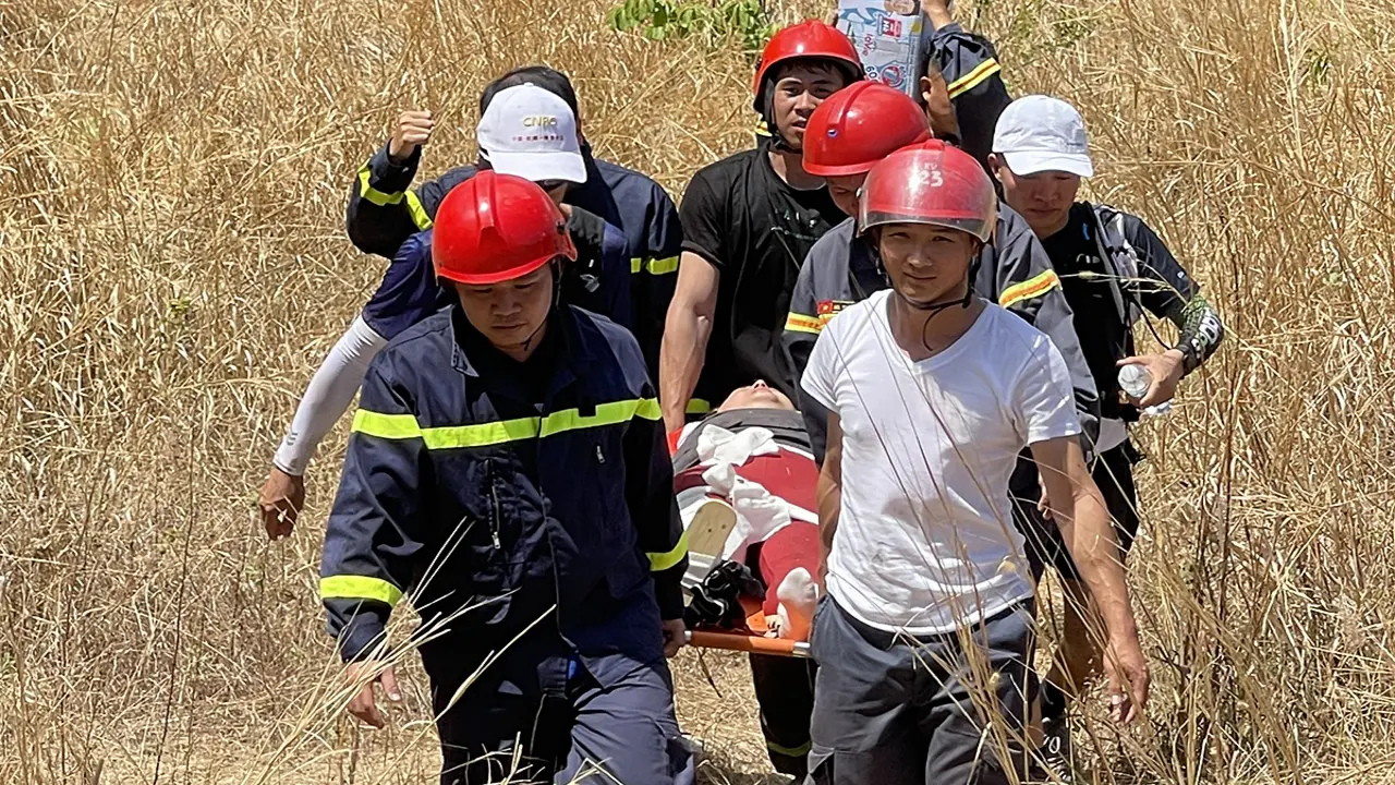 Người phụ nữ Trung Quốc bị nạn khi leo núi Dinh