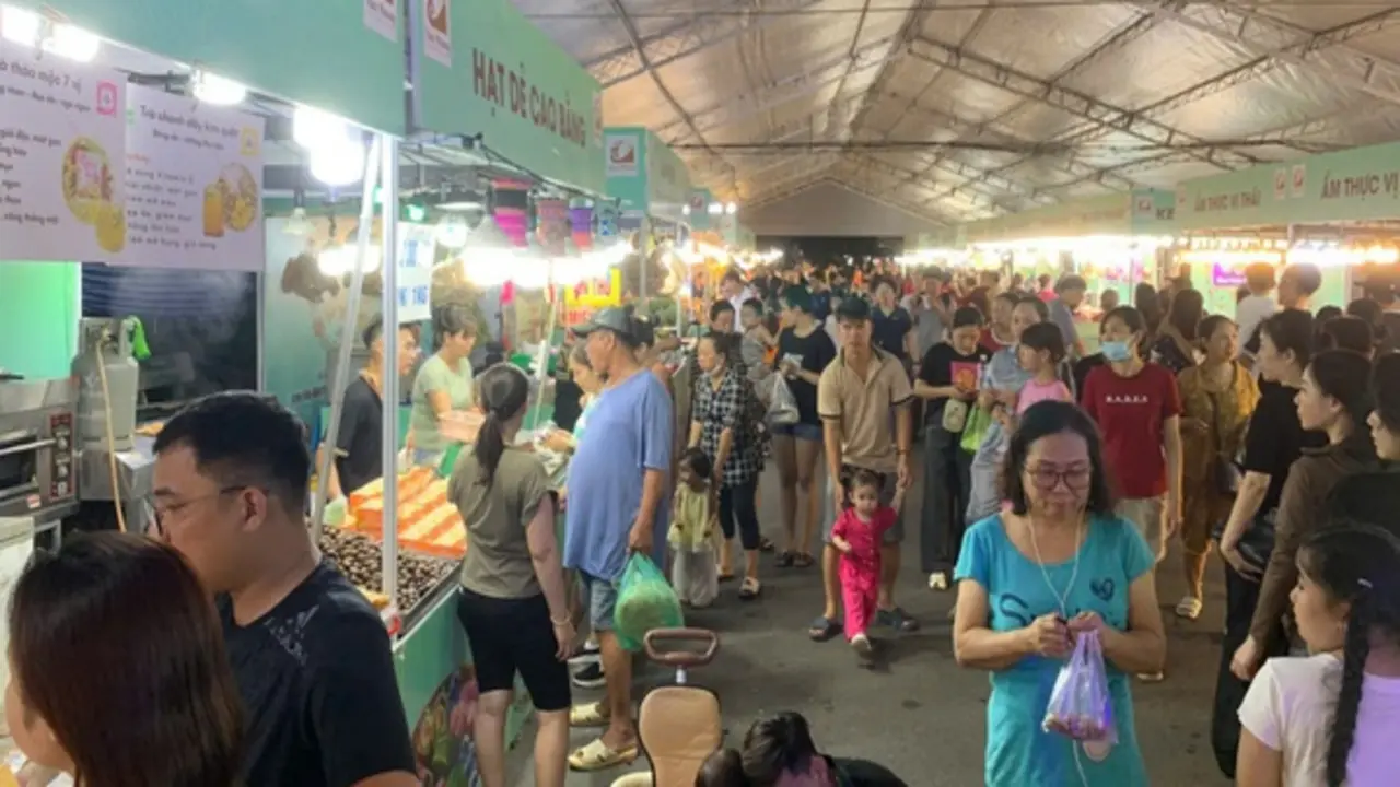 Người trẻ rủ nhau đến đây ăn bánh dân gian thỏa thích