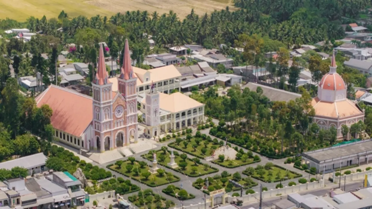 Nhà thờ gần 140 năm tuổi ở miền Tây mang kiến trúc Gothic Pháp độc đáo