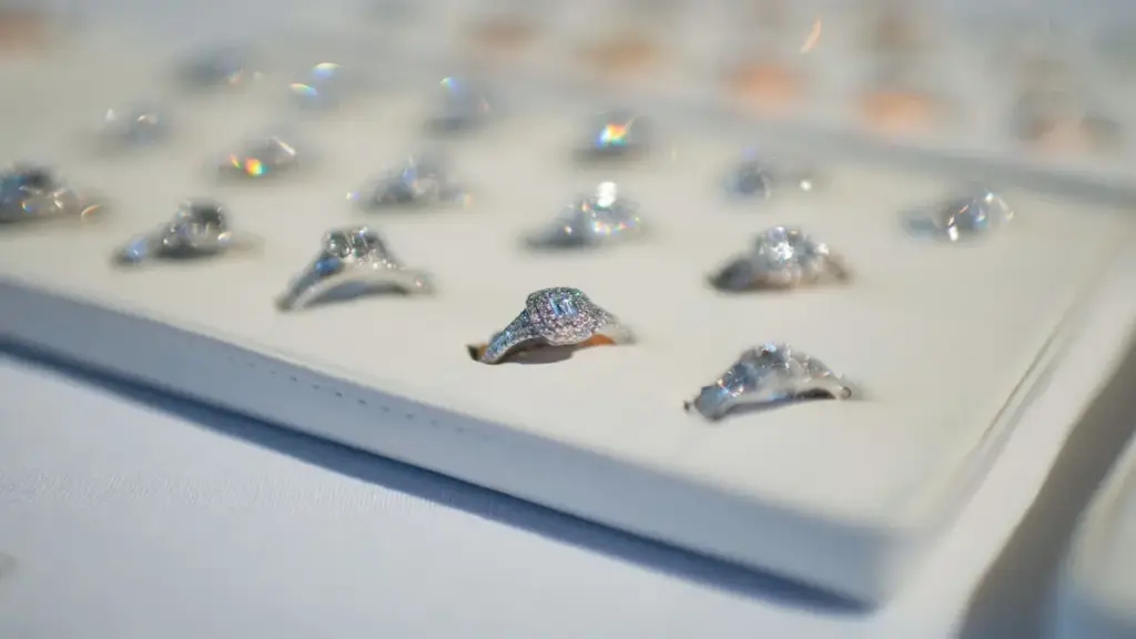 Nhẫn cưới ‘trúc trắc’ trong mùa giá vàng leo thang