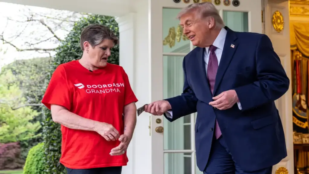 Nhân viên giao hàng phủ nhận tin đồn được thuê để diễn cảnh giao đồ ăn cho ông Trump