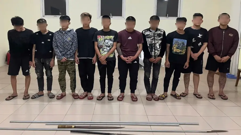 Nhóm thanh thiếu niên mang hung khí truy đuổi nhau trên đường, 1 người chết