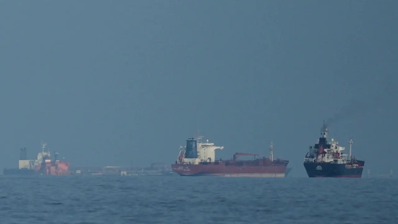 Nỗi lo khiến các tàu vẫn ngần ngại đi qua eo biển Hormuz