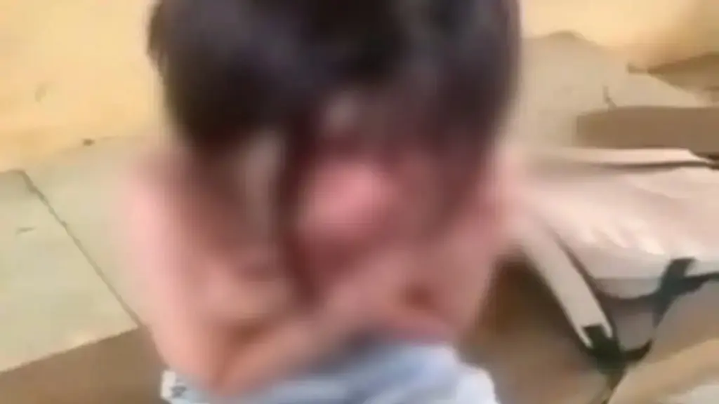 Nữ sinh bị 2 bạn thân đánh, ép cởi áo trong lớp học