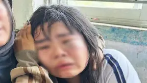 Nữ sinh bị đánh tới tấp trước cổng trường có dấu hiệu hoảng loạn, nôn ói