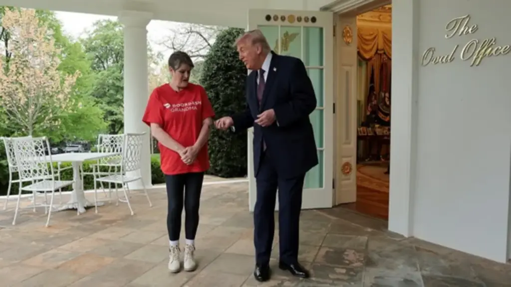 Ông Trump 'boa' 100 USD cho người giao đồ ăn đến Nhà Trắng