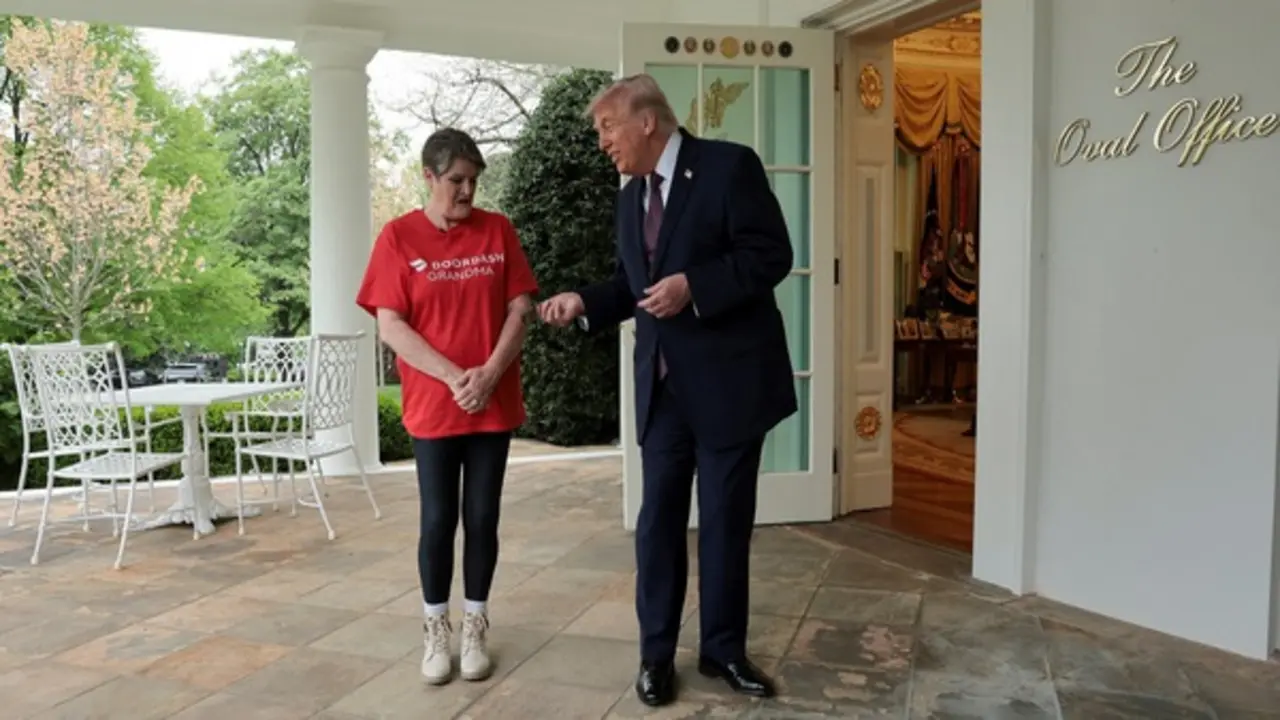 Ông Trump 'boa' 100 USD cho người giao đồ ăn đến Nhà Trắng