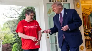 Ông Trump đặt đồ ăn về Nhà Trắng, boa tiền cho nhân viên