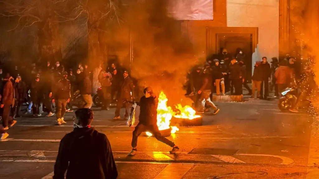 Ông Trump tiết lộ Mỹ đã gửi súng cho người biểu tình Iran