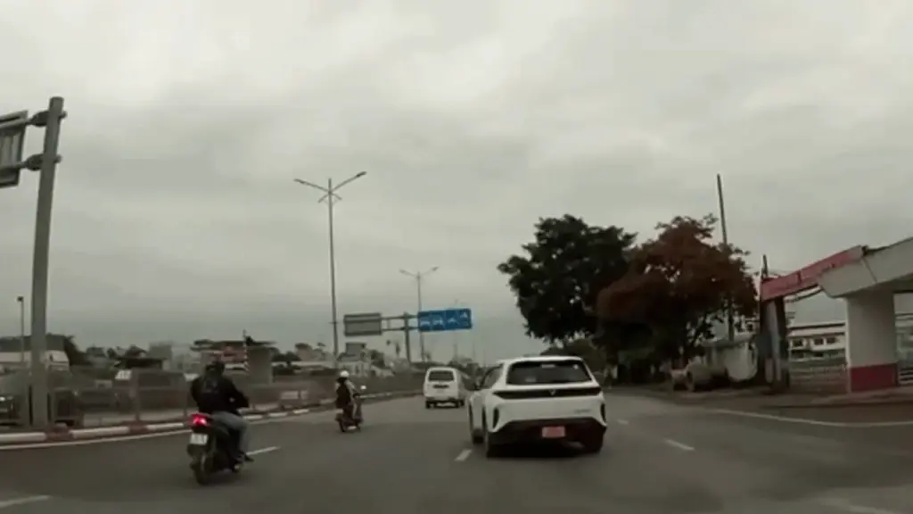 Ôtô và xe máy lao vào nhau như hai mũi tên vì cùng một lỗi