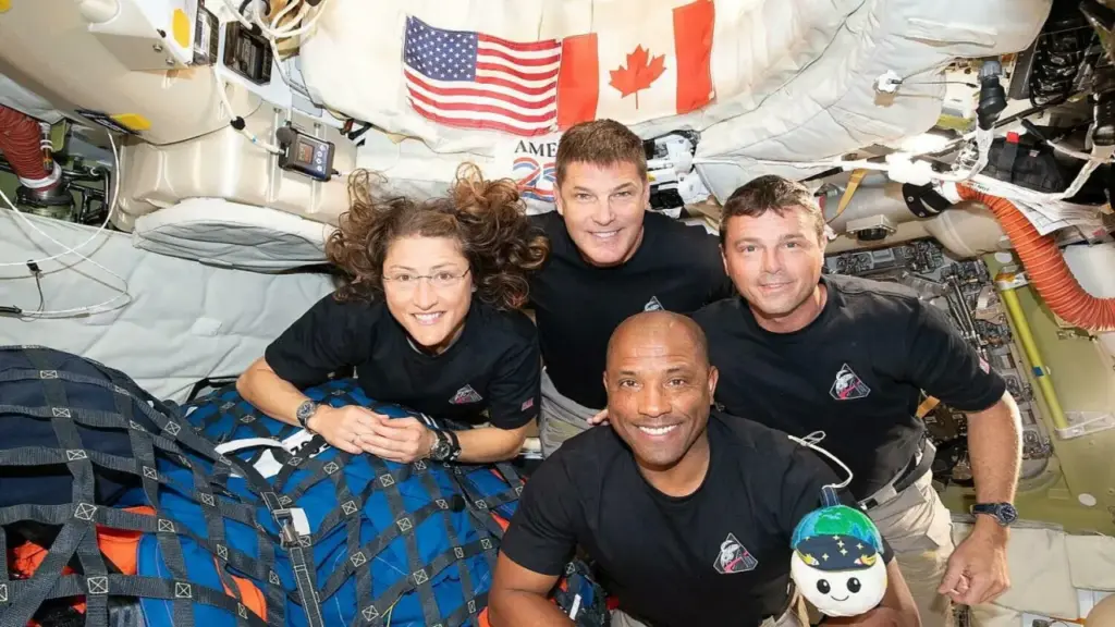 Phi hành đoàn Artemis II vượt mốc nửa đường về Trái Đất