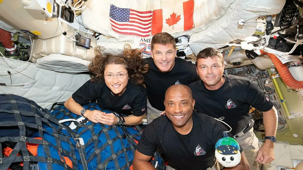 Phi hành đoàn Artemis II vượt mốc nửa đường về Trái Đất