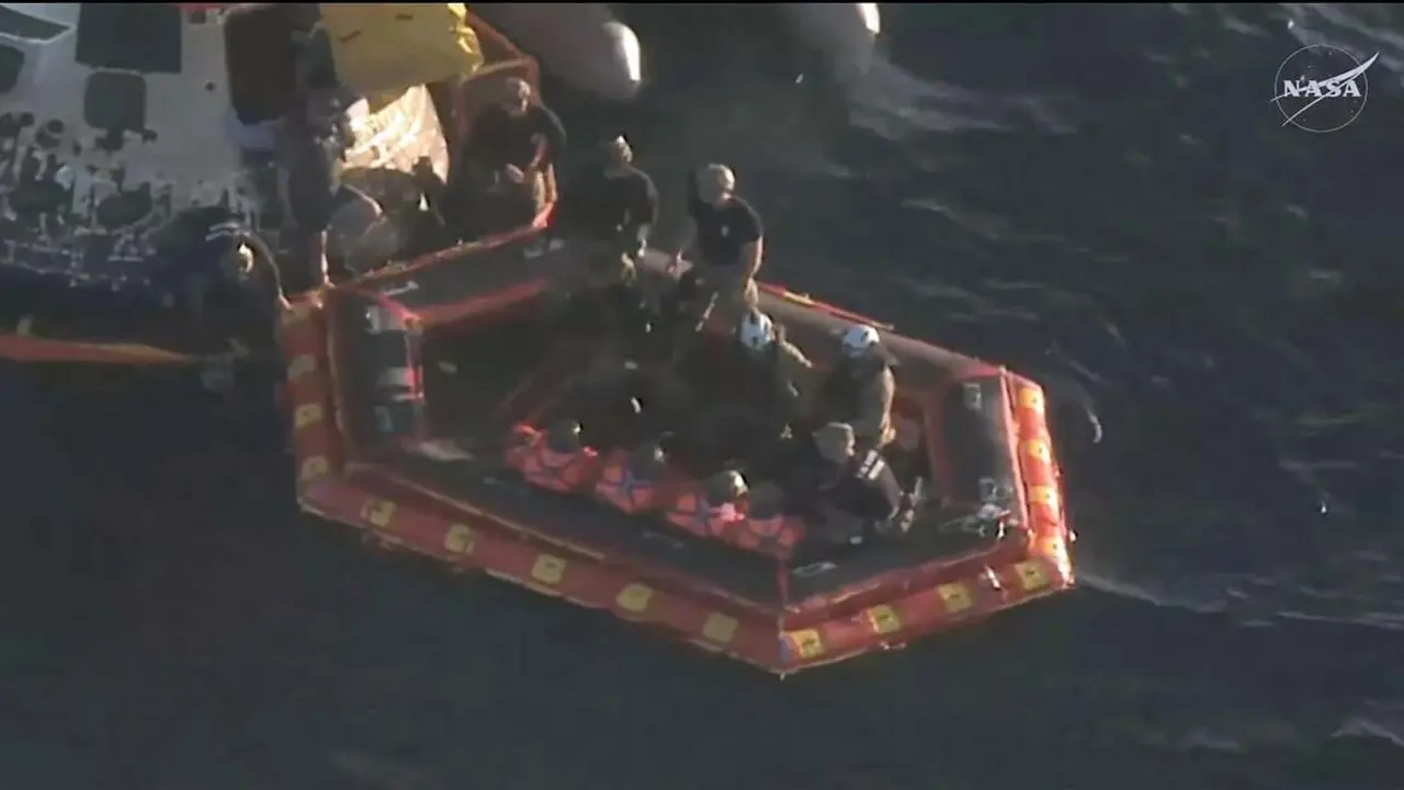 Phi hành đoàn Asrtemis II rời khỏi tàu Orion trên biển