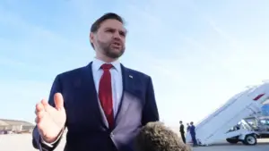 Phó tổng thống Mỹ JD Vance lên máy bay tới Pakistan, cảnh báo Iran 'đừng lừa chúng tôi'