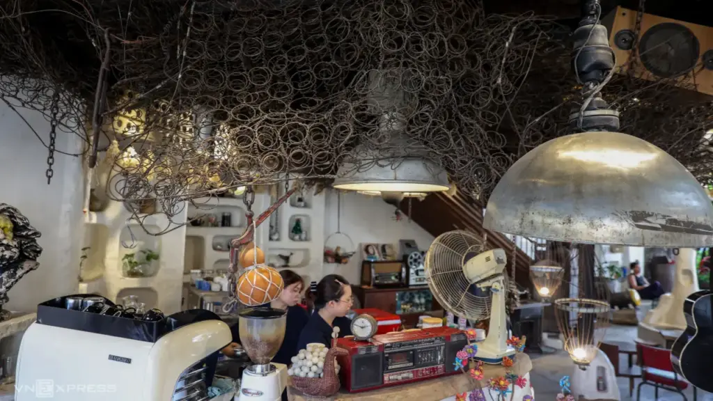 Quán cà phê trang trí bằng sắt thép cũ ở TP HCM