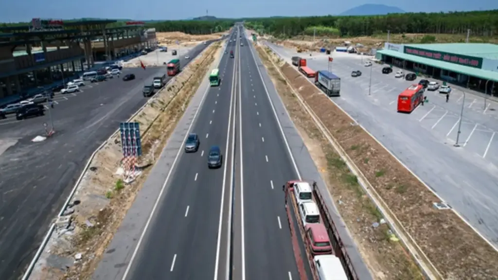 Quy trách nhiệm chủ đầu tư nếu không hoàn thành trạm dừng nghỉ cao tốc trước 30.4