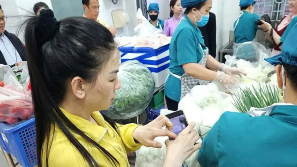 Quy trình bữa ăn bán trú: Làm bài bản nhưng vì sao hiệu trưởng vẫn lo?