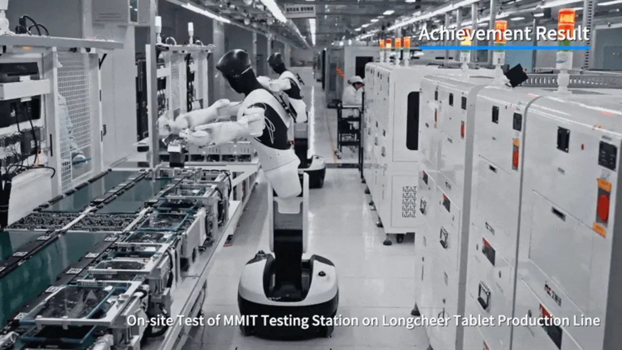 Robot hình người lần đầu lắp ráp tablet trong nhà máy