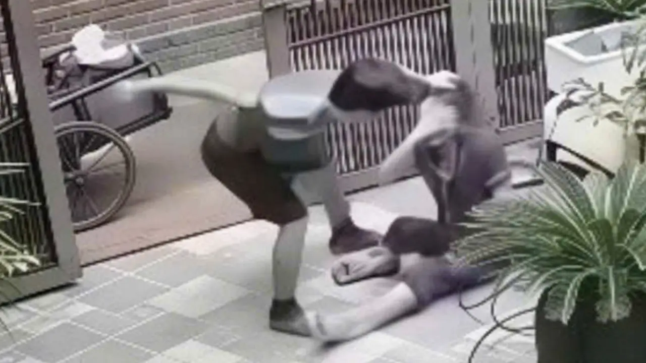 Rúng động clip chồng đánh vợ giữa sân, kéo vào nhà bạo hành tiếp