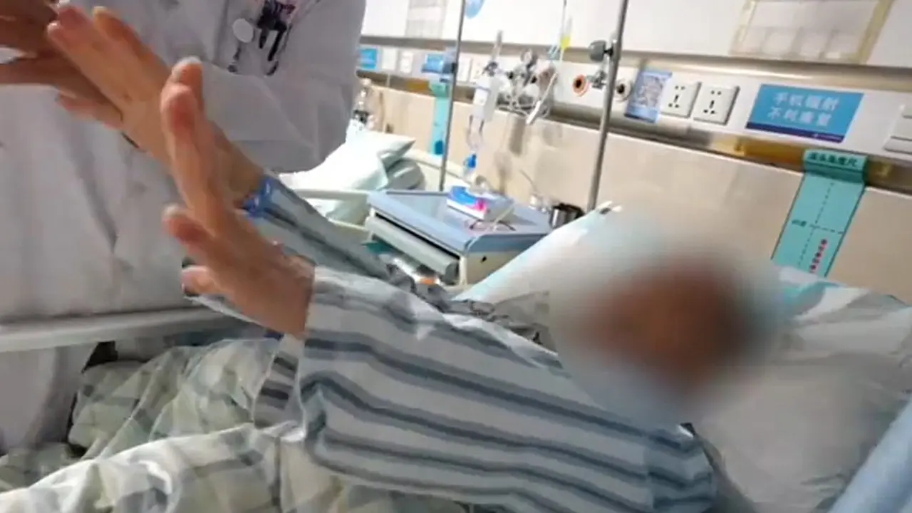 Sán 8 cm làm tổ trong não vì mẹo dùng đùi ếch sống chữa đau răng