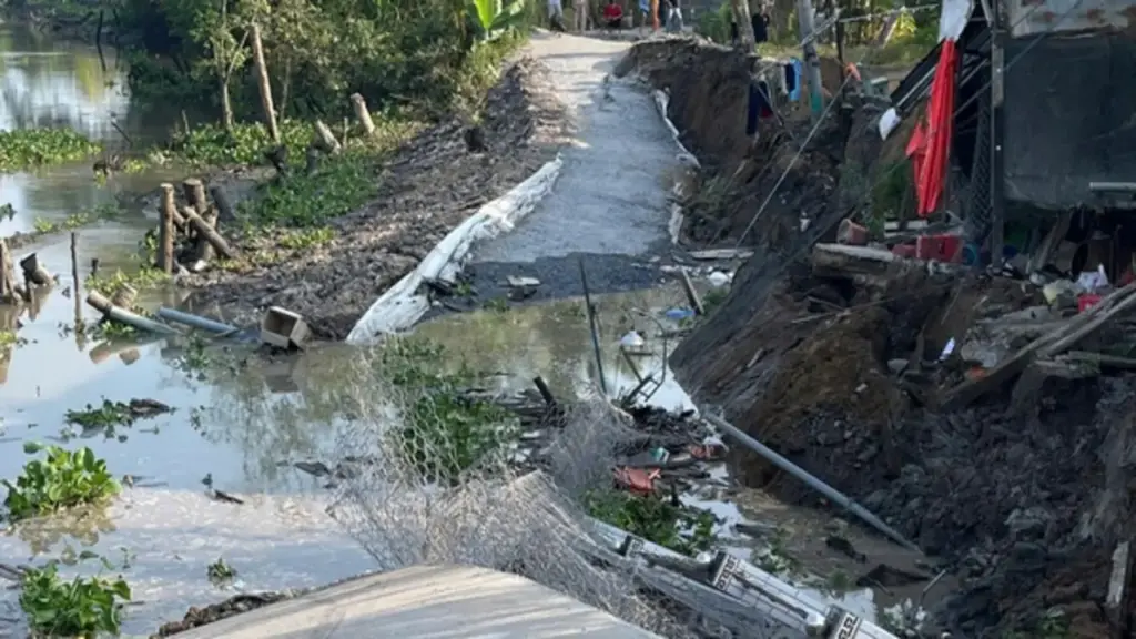 Sạt lở 'nuốt chửng' đường dân sinh, nhiều hộ dân di dời khẩn cấp