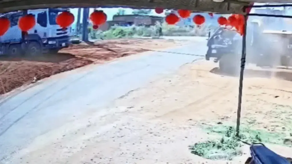 Sợi dây nối hai ôtô hạ đo ván người đi xe máy