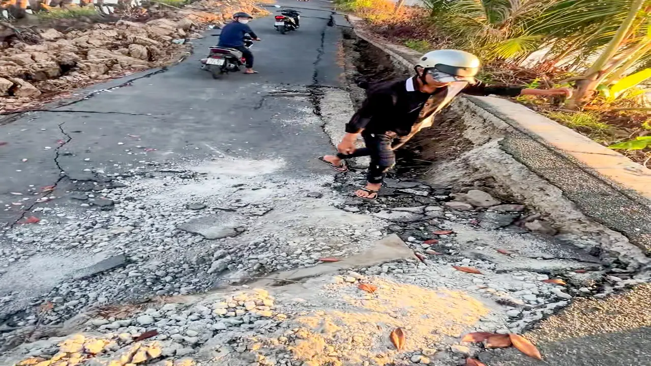 Sụp lún đoạn đường nhựa dài hàng chục mét ở Cà Mau, giao thông chia cắt