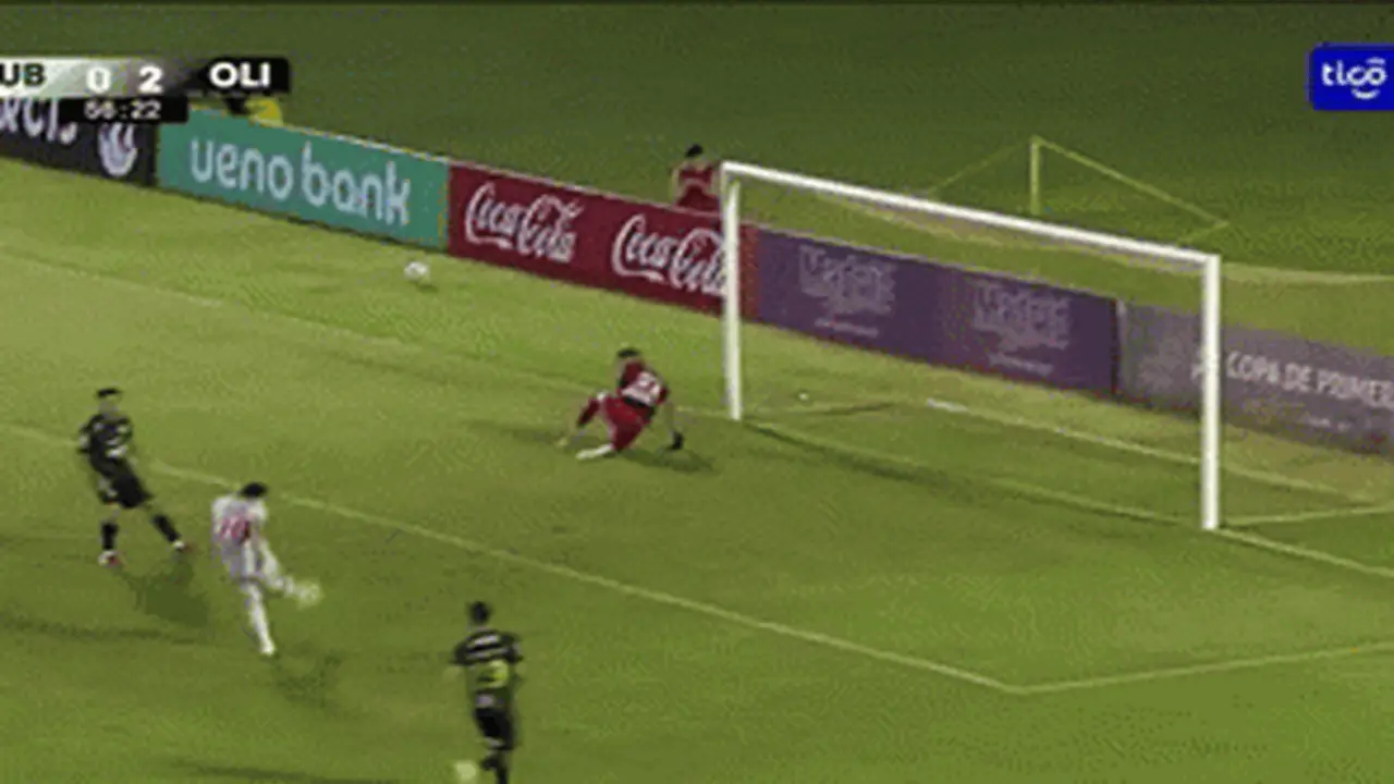 Sút hỏng phạt đền, cầu thủ vô tình có bàn thắng theo kiểu... 'đau điếng'