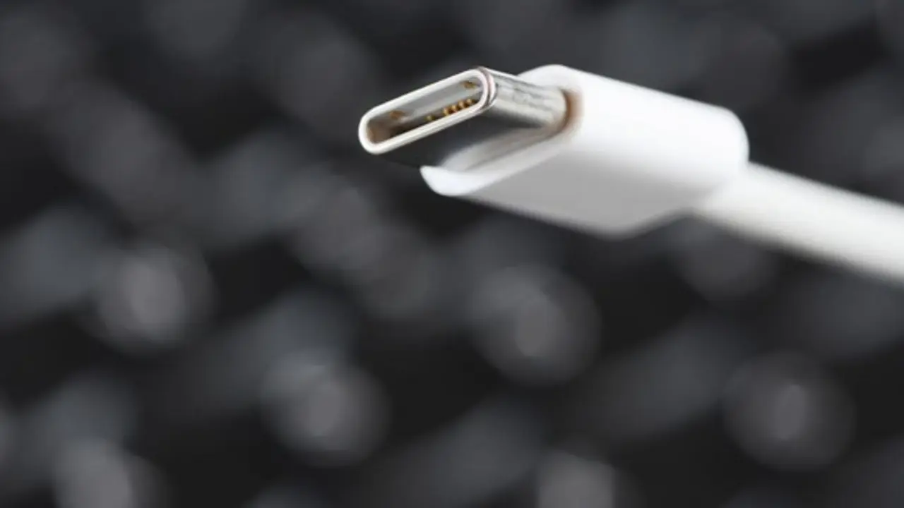 Tại sao cùng một sợi cáp USB-C mà máy này sạc nhanh, máy kia lại không?