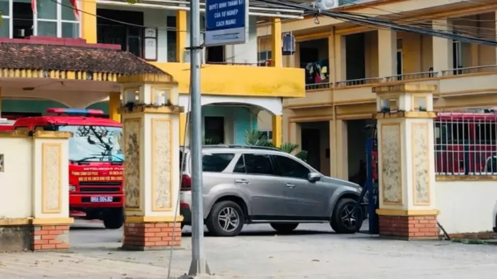 Tài xế đỗ ô tô Mercedes chắn ngang cổng trụ sở cảnh sát giao thông cả buổi chiều