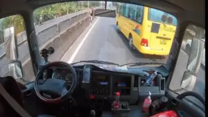 Tài xế dừng xe giữa quốc lộ, bế bé gái qua đường