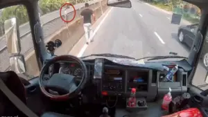 Tài xế thắng gấp giữa quốc lộ, lao xuống cứu bé gái 2 tuổi băng qua đường