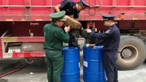 Tài xế tinh vi chế thùng sắt dưới rơ moóc để 'chuyển lậu' dầu diesel sang Lào