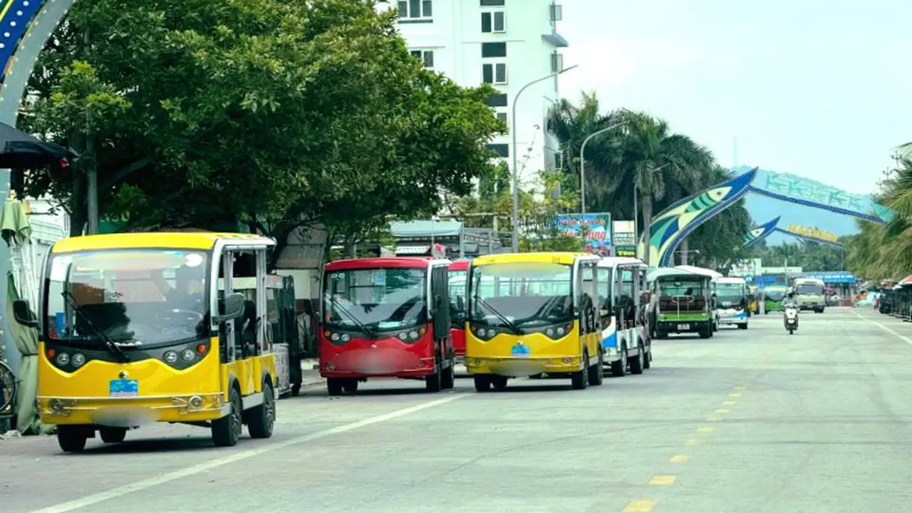 Tài xế xe điện bốn bánh ở Hải Tiến phải có bằng B2 trở lên