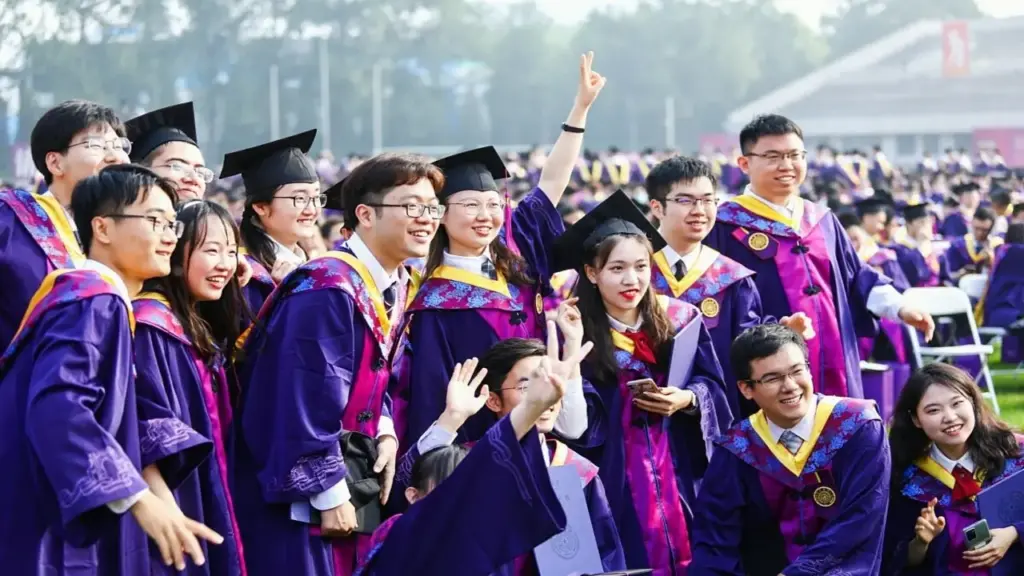 Thanh Hoa - từ trường dự bị đến 'đầu tàu' học thuật Trung Quốc