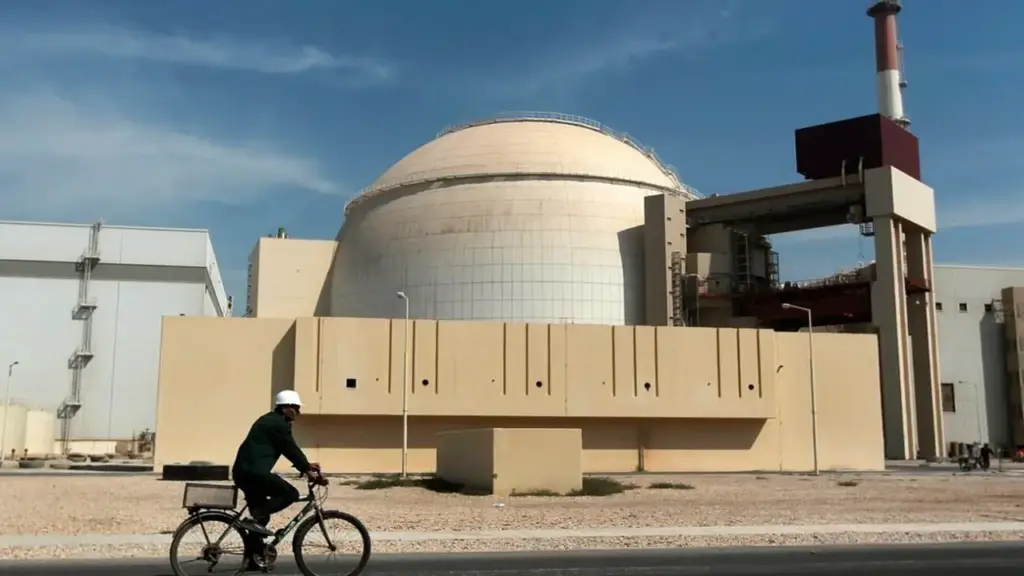 Thứ trưởng Iran kêu gọi lập 'hàng rào người' quanh các nhà máy điện