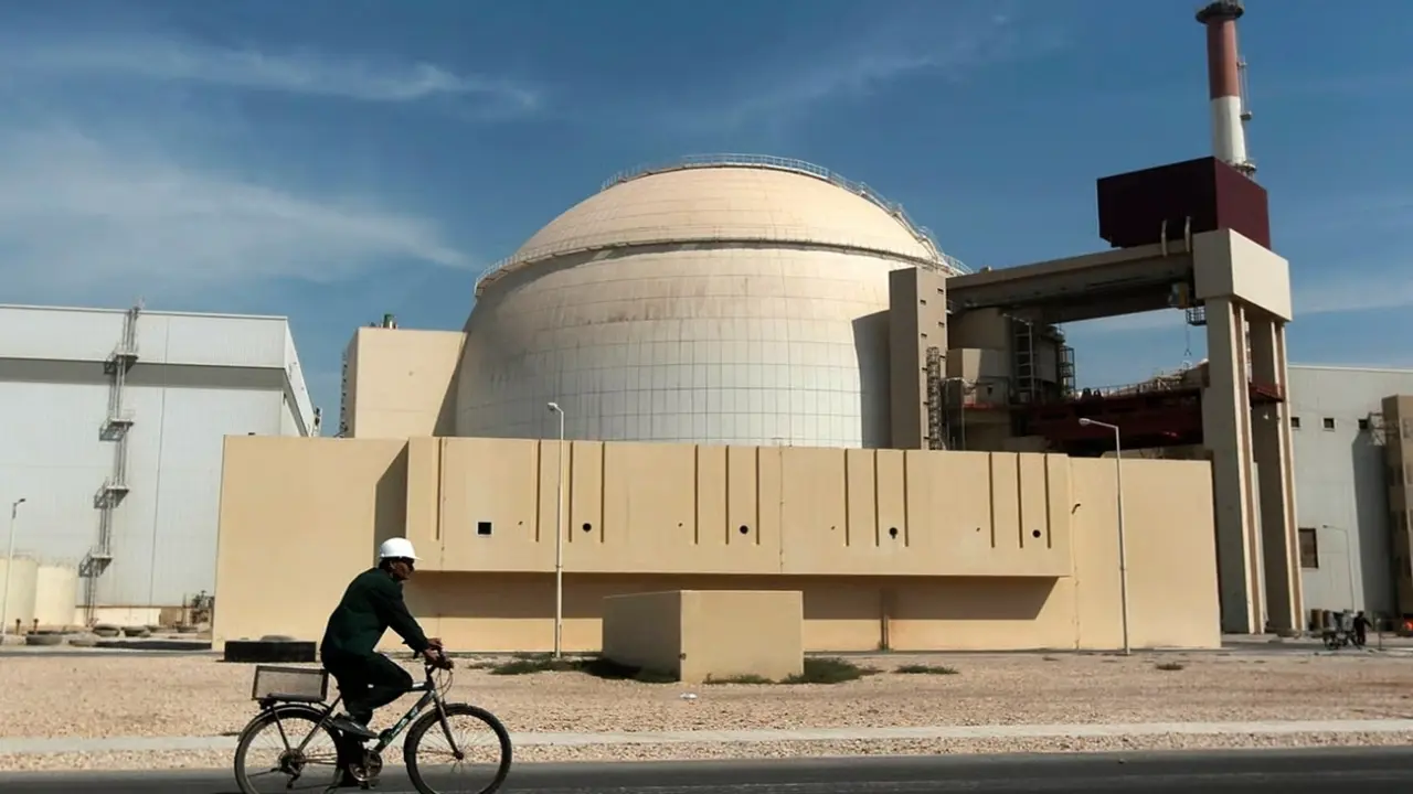 Thứ trưởng Iran kêu gọi lập 'hàng rào người' quanh các nhà máy điện