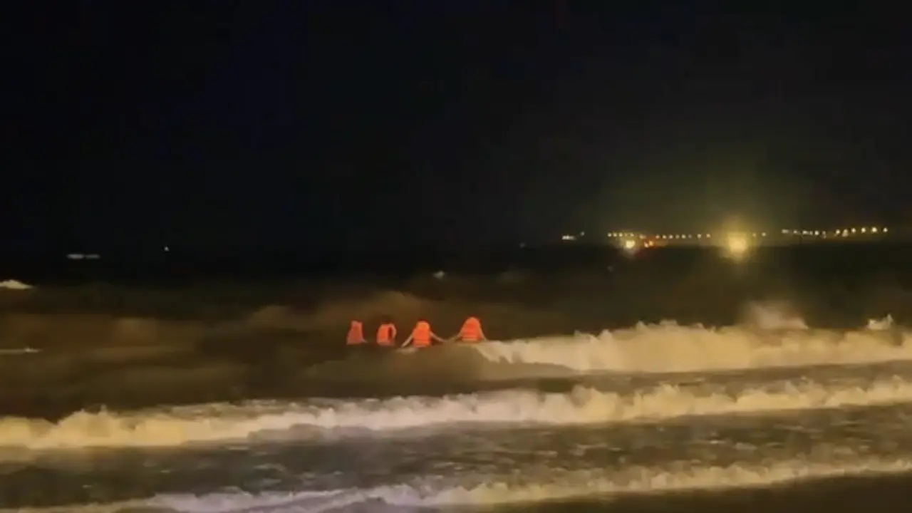 Tìm kiếm học sinh mất tích tại bãi biển Quy Nhơn